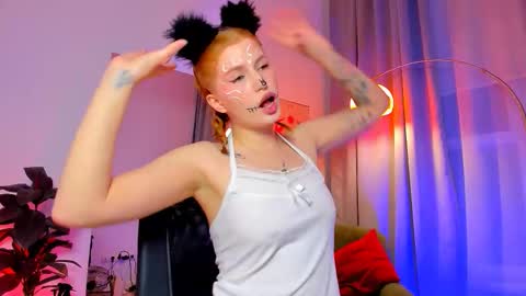 Lina online show from 10/31/25, 10:33