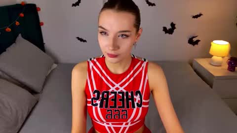 Vivienne online show from 10/26/25, 01:39