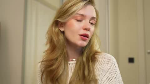 Snapshot of cyberheart_ chatting on 01/23/25, 03:43 EMILY online show from 01/23/25, 03:43