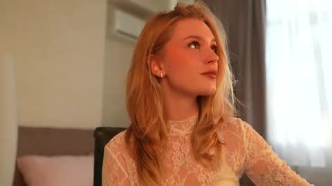 Snapshot of cyberheart_ chatting on 09/28/25, 01:16 EMILY online show from 09/28/25, 01:16