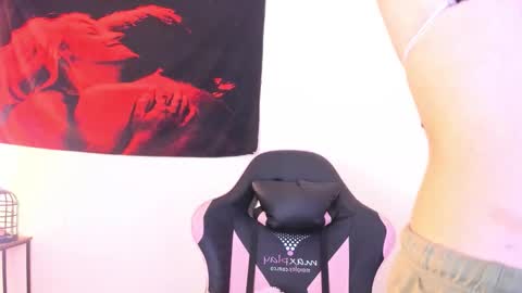 cel I am independent Help me reach 200 thumbs up uwu online show from 12/03/25, 06:21