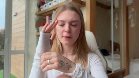 Im Emi streaming with my friend Reyna today online show from 04/18/26, 03:27