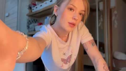 Im Emi streaming with my friend Reyna today online show from 04/24/26, 03:36