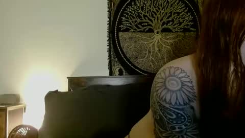 Snapshot of d_a_i_s_y chatting on 02/13/25, 12:13 Daisy online show from 02/13/25, 12:13