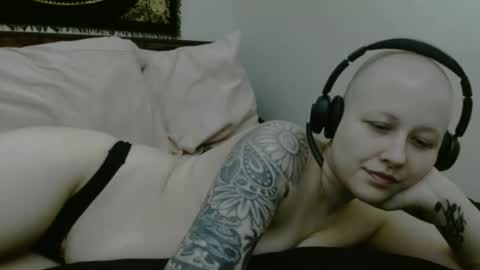 Snapshot of d_a_i_s_y chatting on 09/23/25, 02:47 Daisy online show from 09/23/25, 02:47