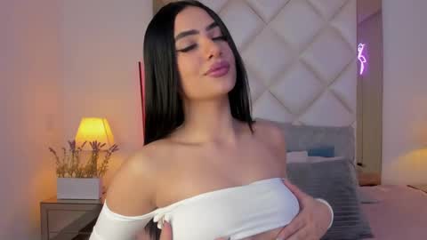 Snapshot of d_kimrouse_h chatting on 12/11/24, 04:07 Kim online show from 12/11/24, 04:07