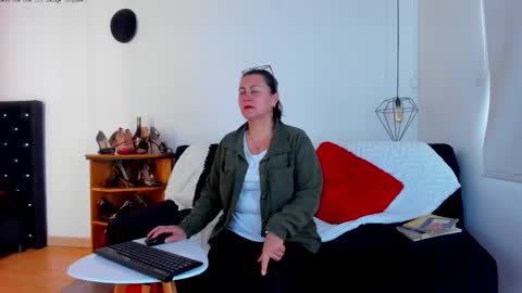 Mia  online show from 10/25/25, 01:07