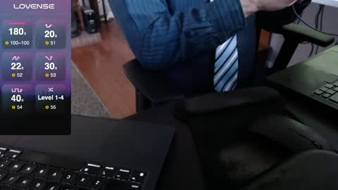 Snapshot of dadssecret69 chatting on 04/28/26, 01:27 DadsSecret online show from 04/28/26, 01:27
