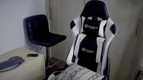 Snapshot of dafboy_ chatting on 10/28/25, 04:05 Allan Daf online show from 10/28/25, 04:05