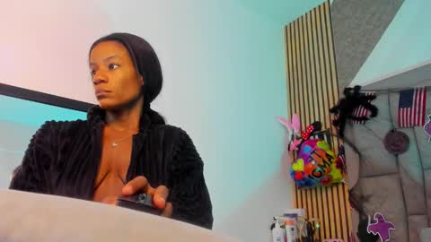 daffnelewis online show from 10/20/25, 11:21