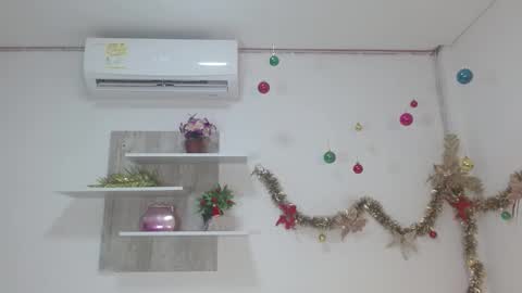 Snapshot of dafnnee_ross chatting on 12/20/24, 12:16 DAFNNE online show from 12/20/24, 12:16