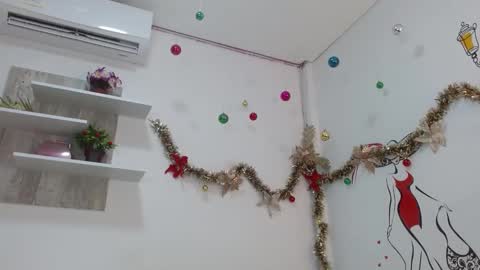 Snapshot of dafnnee_ross chatting on 12/26/24, 12:16 DAFNNE online show from 12/26/24, 12:16