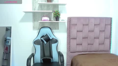Snapshot of dafnnee_ross chatting on 01/14/25, 12:14 DAFNNE online show from 01/14/25, 12:14