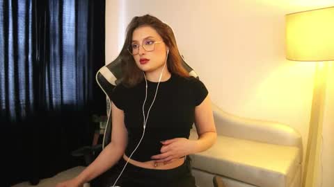 Lauren            online show from 11/18/25, 02:43