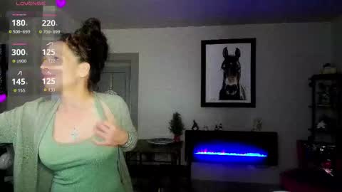 Snapshot of daisy_dove chatting on 12/14/25, 08:02 Daisy online show from 12/14/25, 08:02