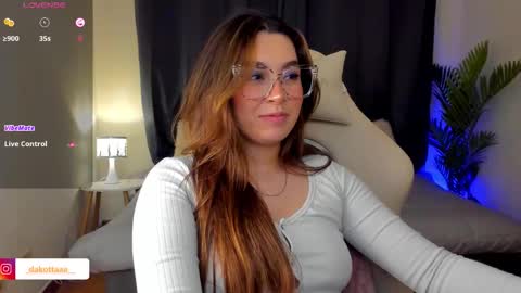 dakottaa__ online show from 10/10/25, 11:04