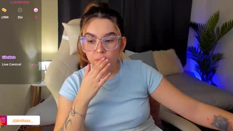 dakottaa__ online show from 10/30/25, 11:49
