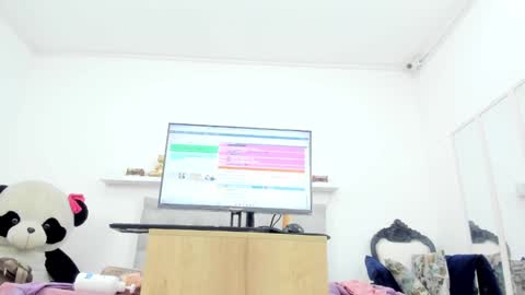 Snapshot of dalia_2 chatting on 09/22/25, 12:45 Ren online show from 09/22/25, 12:45