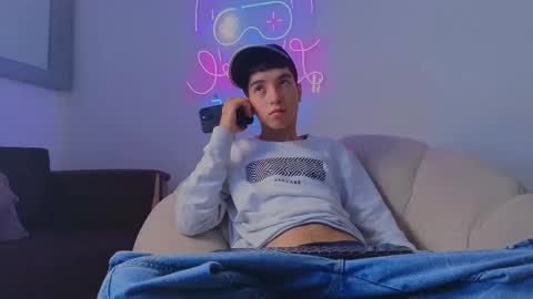 Snapshot of dallen_grant chatting on 12/18/25, 12:11 Dallen Grant online show from 12/18/25, 12:11