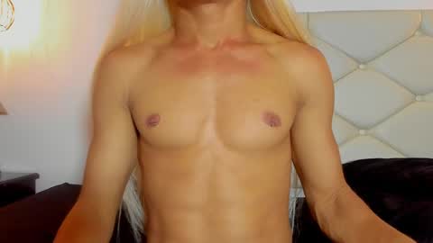 Snapshot of damara_ochoa chatting on 02/17/25, 06:20 online show from 02/17/25, 06:20