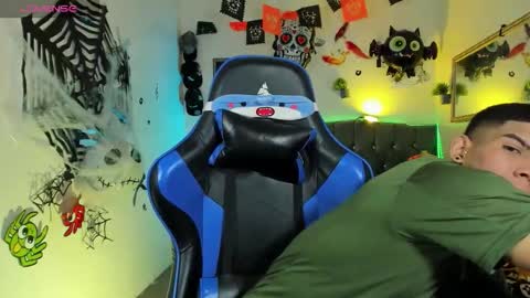 Snapshot of damian_latinxxx chatting on 10/19/25, 03:18 Damian online show from 10/19/25, 03:18