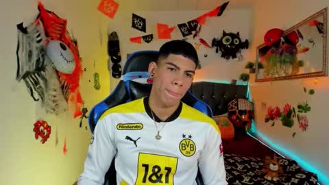 Snapshot of damian_latinxxx chatting on 10/27/25, 03:10 Damian online show from 10/27/25, 03:10