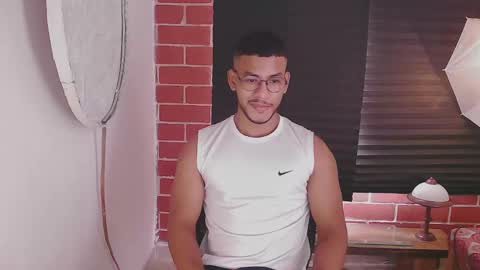 Snapshot of damiann_rees chatting on 01/13/25, 02:32 instagram damiannreed. online show from 01/13/25, 02:32