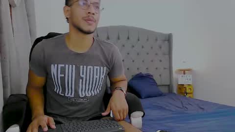 Snapshot of damiann_rees chatting on 12/20/25, 02:29 instagram damiannreed. online show from 12/20/25, 02:29