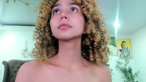 Snapshot of damnperfectxx chatting on 09/22/25, 12:12 damnperfectxx online show from 09/22/25, 12:12