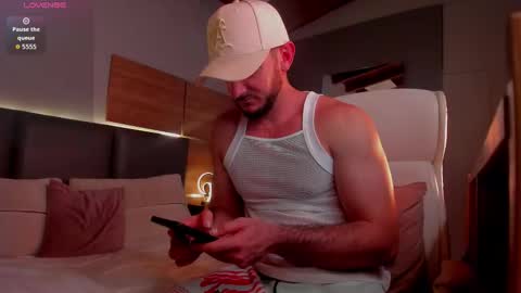 Snapshot of damonsantos chatting on 11/11/25, 05:13 D A M O N online show from 11/11/25, 05:13