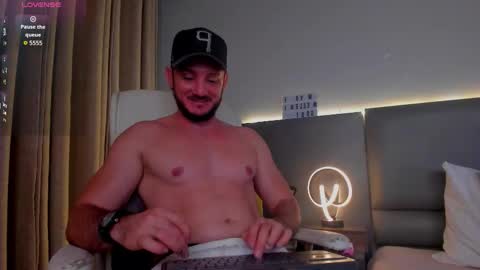 Snapshot of damonsantos chatting on 11/15/25, 11:54 D A M O N online show from 11/15/25, 11:54