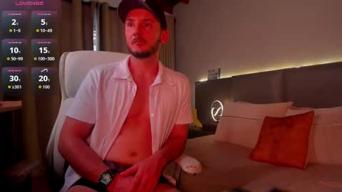 Snapshot of damonsantos chatting on 11/28/25, 07:16 D A M O N online show from 11/28/25, 07:16