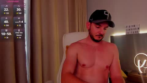 Snapshot of damonsantos chatting on 11/29/25, 07:39 D A M O N online show from 11/29/25, 07:39