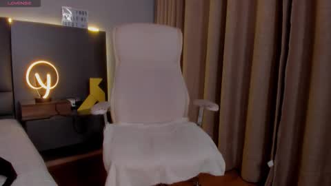 Snapshot of damonsantos chatting on 12/15/25, 10:19 D A M O N online show from 12/15/25, 10:19