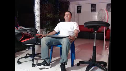 Snapshot of damyan_2003 chatting on 01/10/25, 12:49 damyan_2003 online show from 01/10/25, 12:49
