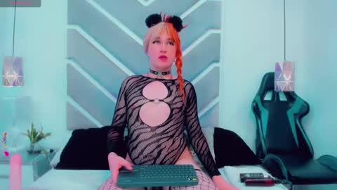 Snapshot of danielaadamss chatting on 01/12/25, 11:17 Daniela online show from 01/12/25, 11:17