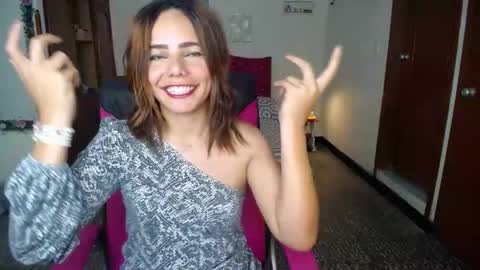 Snapshot of danielle_rose_ chatting on 12/04/24, 03:32 Angie online show from 12/04/24, 03:32