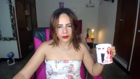 Snapshot of danielle_rose_ chatting on 12/11/24, 04:42 Angie online show from 12/11/24, 04:42
