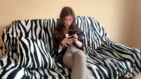 Snapshot of daniellevaulet chatting on 11/28/25, 08:06 Mia online show from 11/28/25, 08:06