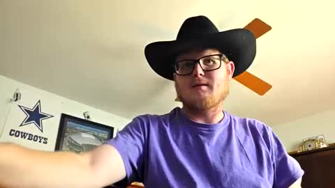 Snapshot of danielp_mod_cb chatting on 10/31/25, 07:26 Daniel y. online show from 10/31/25, 07:26