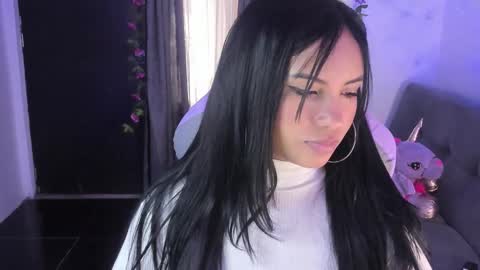 Snapshot of danniela_ferrer_v chatting on 11/21/25, 01:43 online show from 11/21/25, 01:43