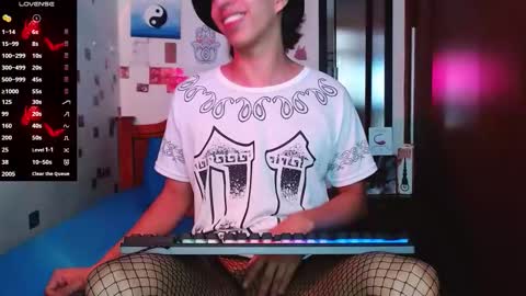 Snapshot of danny__phantom chatting on 11/28/25, 06:54 phantom555 online show from 11/28/25, 06:54