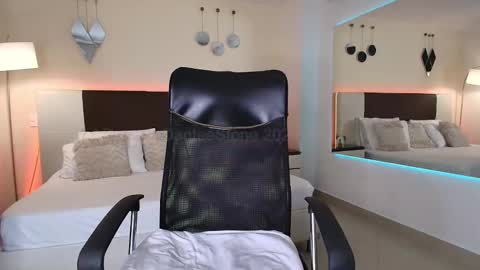 Snapshot of danteestone chatting on 02/13/25, 05:54 Dante online show from 02/13/25, 05:54