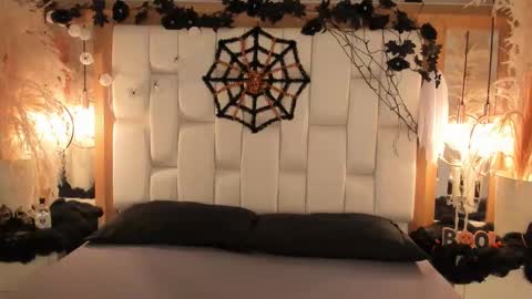 daphne_and_roger online show from 10/27/25, 11:14