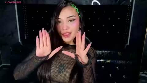 Snapshot of daphne_nicole_b chatting on 06/19/26, 01:04 daphne_nicole_b online show from 06/19/26, 01:04