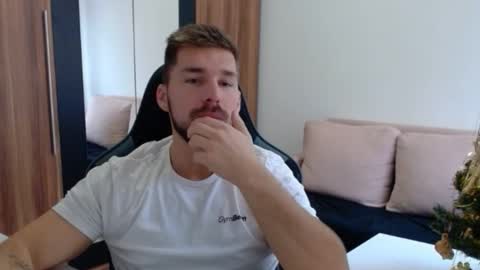 darius_94 online show from 11/30/25, 07:56