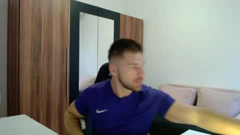 darius_94 online show from 04/15/26, 05:14