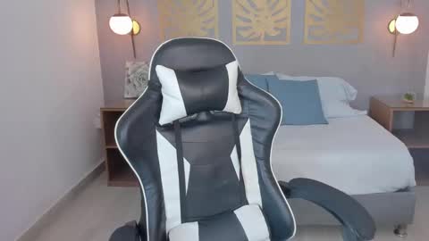 M I K A E L A online show from 03/01/25, 12:01