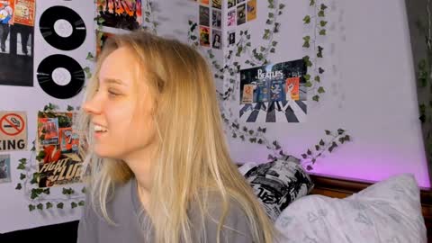 Snapshot of darleneferran chatting on 12/12/24, 09:04 lina online show from 12/12/24, 09:04