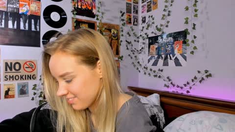 Snapshot of darleneferran chatting on 12/13/24, 03:27 lina online show from 12/13/24, 03:27